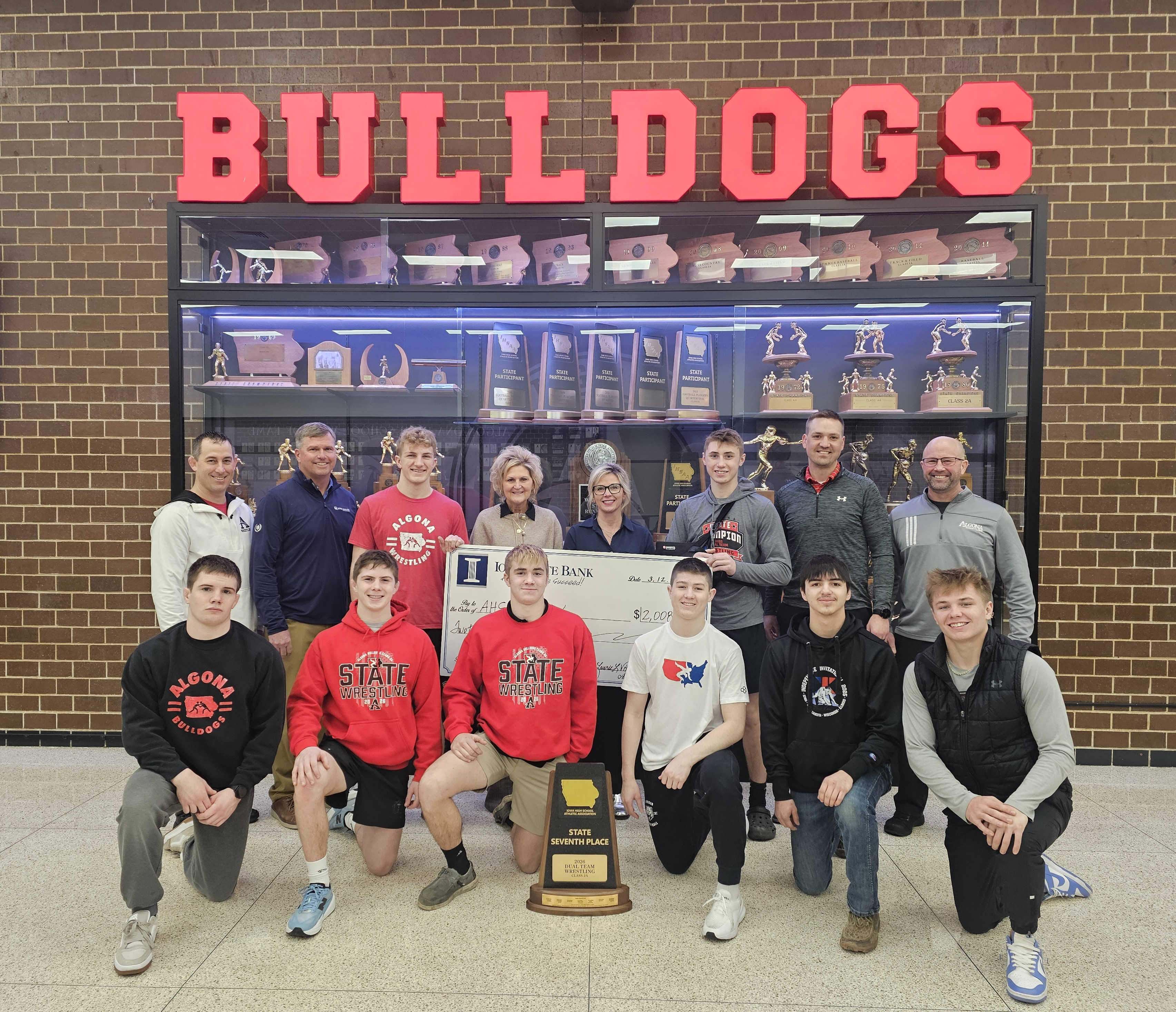 Bulldog wrestling team receiving donation